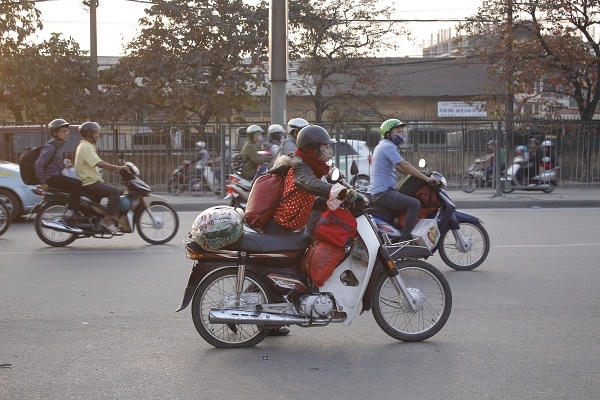Vất vả nhất là những hành khách nữ phải "tay xách nách mang" hành lý lên xuống xe.