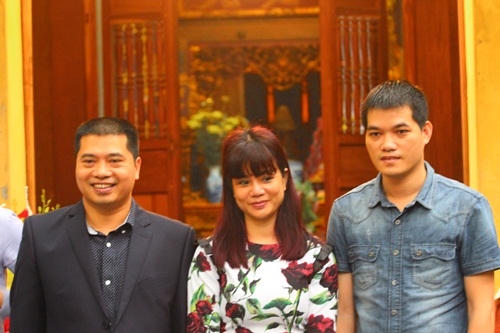 Và cứ vào dịp xuân thu nhị kỳ, năm hai lần các doanh nhân trong nghề giầy da lại rủ nhau về đình tổ để tưởng nhớ công ơn của người đã mang nghề về đất nước mình. (Ảnh: Hữu Thắng).