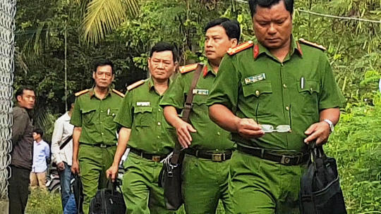 Rất nhiều điều tra viên cao cấp Công an tỉnh đã đến hiện trường. (Ảnh NLĐ)