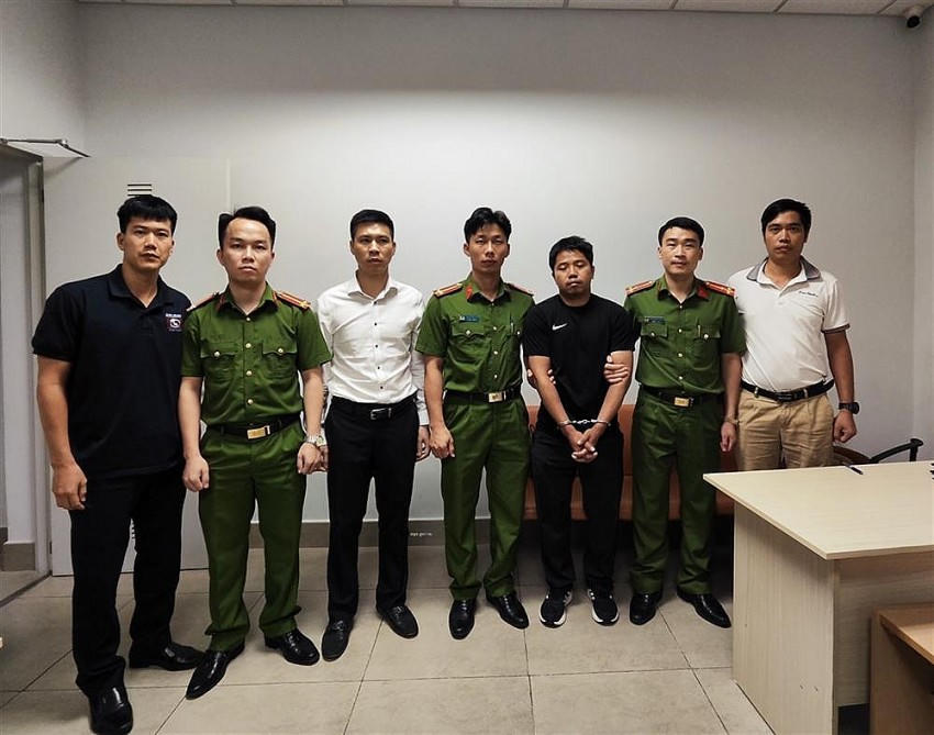 INTERPOL Việt Nam tiến hành bàn giao đối tượng Nguyễn Văn Tấn (bị còng tay) cho Công an tỉnh Bắc Giang. Ảnh: BCA.