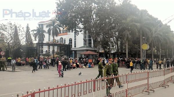 Suốt 9 ngày qua, rất đông ngư dân Sầm Sơn đã tụ tập ở cổng UBND tỉnh Thanh Hóa yêu cầu đối thoại với Chủ tịch tỉnh nhằm làm rõ việc thu hồi 3,5km bở biển tại dự án quy hoạch “Không gian du lịch ven biển phía Đông đường Hồ Xuân Hương”. (Ảnh: Anh Thắng)