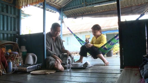 Các cặp bố con cùng nhau ăn bữa cơm đầu tiên tại nhà mới.