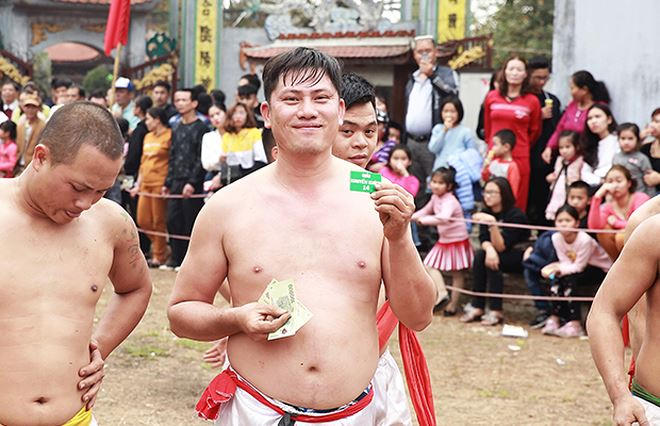 Cầu thủ đội đỏ hân hoan khi nhận giải.