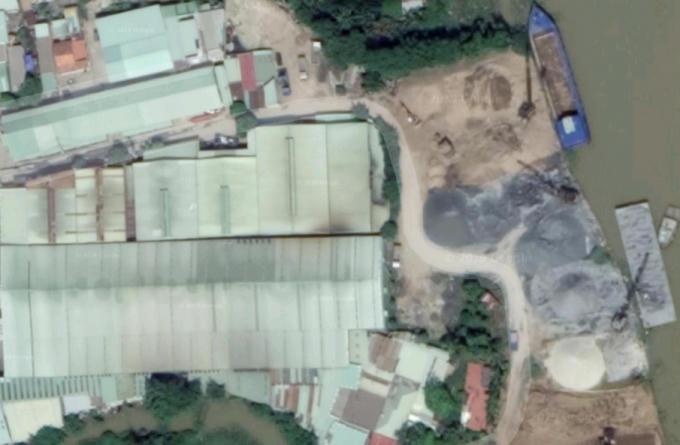 Khu vực rộng hàng chục nghìn m2 "dính" sai phạm chồng chất như: Bến thủy nội địa hết hạn hàng năm trời và loạt nhà xưởng, công trình không phép có liên quan đến khu đất của bà Nguyễn Thị Nga - vợ của ông Nguyễn Công Dẫn - Phó Chánh Văn phòng HĐND – UBND quận 9, TP HCM.