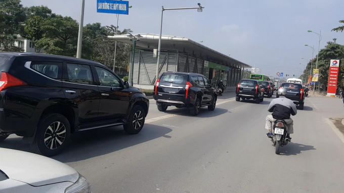 Những chiếc xe này đi nhiều lúc không theo một hàng lối nhất định.