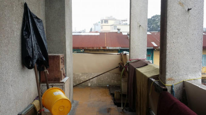 Lối vào nhà vệ sinh nhếch nhác. Ảnh: Bùi My.