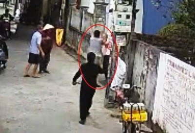 V.N.T. đòi hành hung cụ ông 82 tuổi là thương binh (Ảnh cắt từ video)