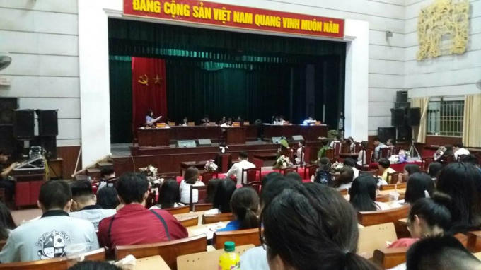 Quang cảnh phiên tòa, vị đại diện Viện kiểm sát đang đọc bản luận tội.