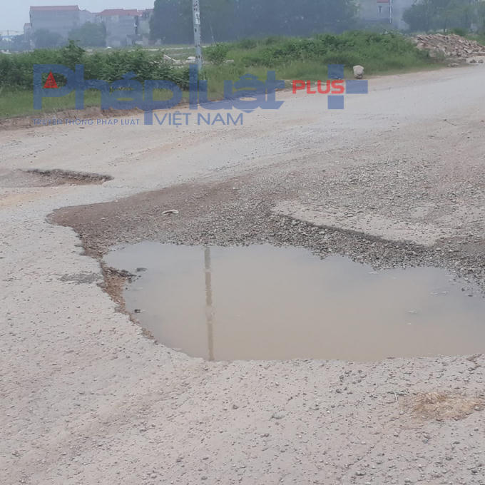 Ổ gà làm lộ rõ lớp nhựa thảm.