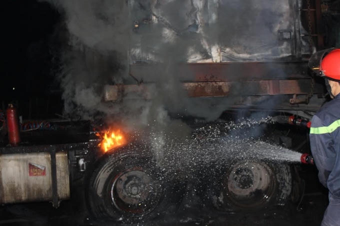 Xe đầu k&eacute;o bỗng dưng ph&aacute;t hỏa tr&ecirc;n Quốc lộ 1A