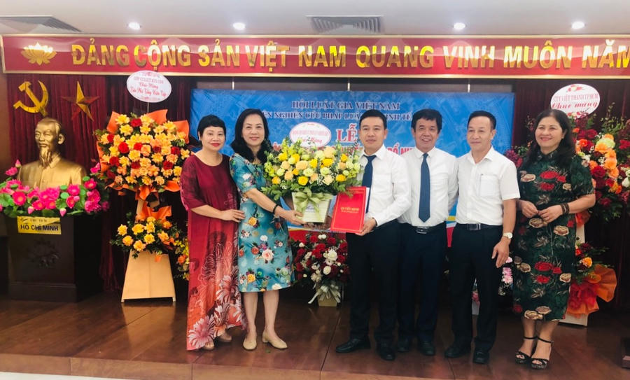 Ông Phan Văn Lâm (cầm quyết định) được bổ nhiệm Phó tổng biên tập Tạp chí Pháp luật và Phát triển.