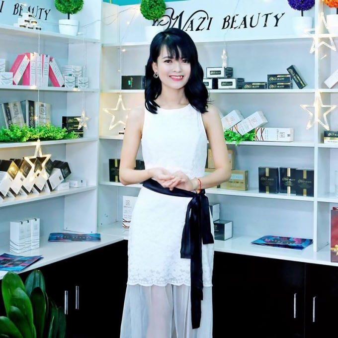 Cô gái trẻ Bùi Kim Xoan tại cửa hàng mỹ phẩm của mình ở Lạc Thủy, Hòa Bình