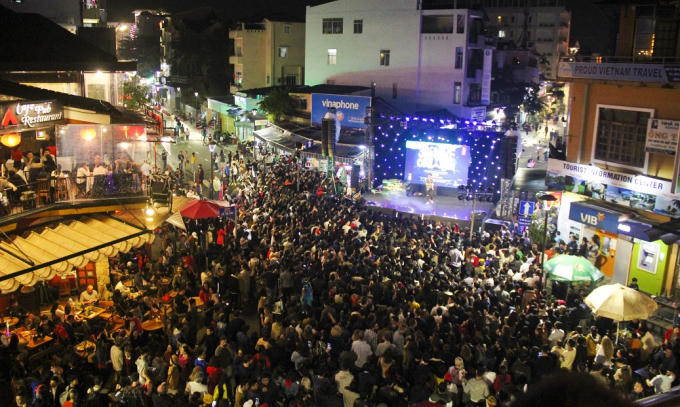 Chương trình ca nhạc đón năm mới 2018 hoành tránh giữa phố Tây.