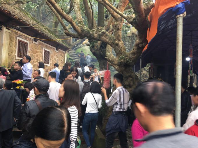 &nbsp;H&agrave;ng vạn du kh&aacute;ch từ thập phương đổ về ch&ugrave;a Hương T&iacute;ch ng&agrave;y khai hội