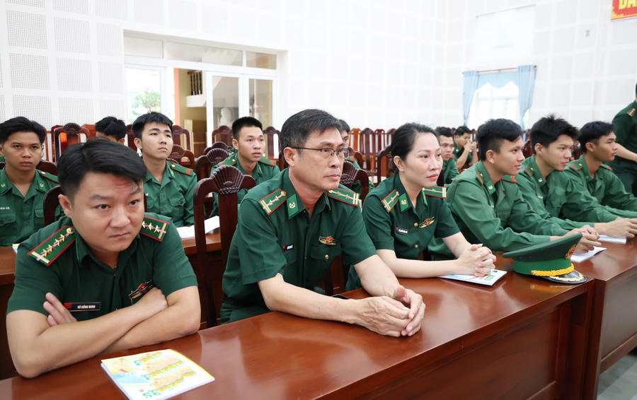 Cán bộ, chiến sĩ khối cơ quan tham gia hội nghị