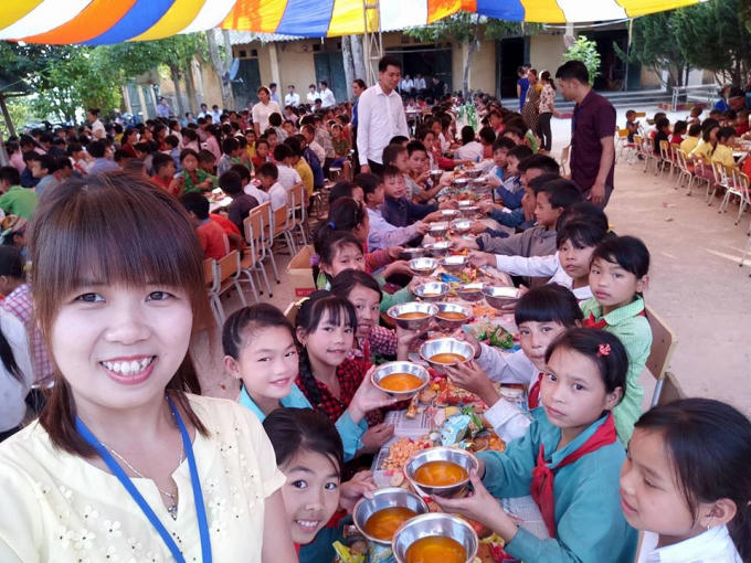 Cô giáo trẻ Minh Toàn cùng các em học sinh tại điểm trường.