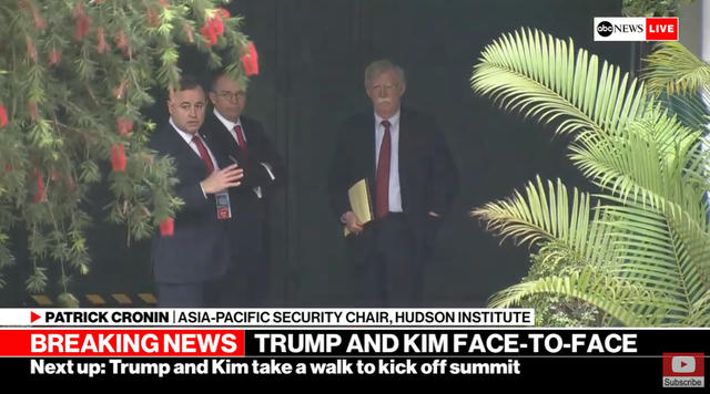 Các quan chức Mỹ đợi ngoài phòng họp trong khi ông Trump và ông Kim họp riêng 1-1