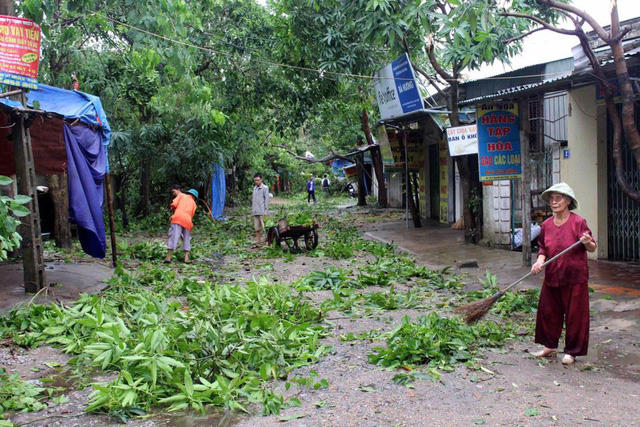 Cả khu phố tan tác, người dân sáng sớm tranh thủ bão tan ra dọn dẹp.