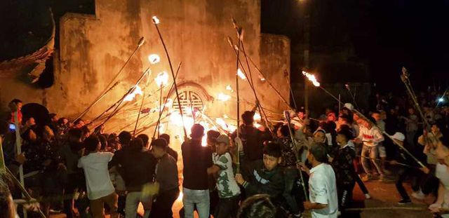 Trong thời khắc giao hòa giữa trời và đất, ánh lửa thiêng bùng lên sáng rực cả một góc trời, mọi người chĩa đầu cây đuốc vào để lấy lửa, sau đó giơ cao ngọn đuốc rồi tỏa về khắp các ngõ, xóm.