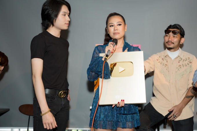 Nam Thư tuyên bố đã trả hết nợ, khui nút vàng YouTube trong buổi fanmeeting
