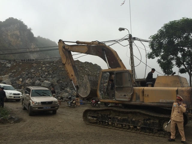 Cơ quan chức năng đã huy động các máy móc công suất lớn đến hiện trường nỗ lực cứu hộ