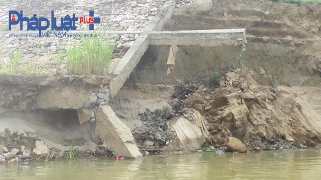 Đoạn sạt lở đất sản xuất nông nghiệp chiều dài sạt lở khoảng 200 mét. (ảnh ĐT)