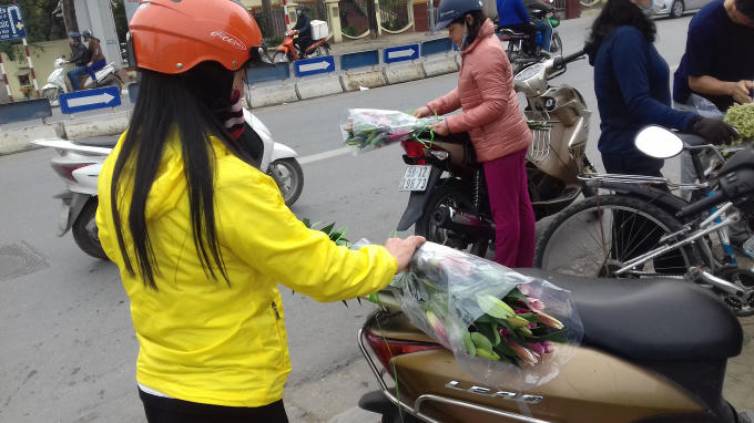 Một số khách hàng chi sẻ, chúng tôi thấy hoa rẻ, người trồng cây bán lỗ nên rủ nhau mua ủng hộ, giải cứu giúp bà con nông dân. Chúng tôi biết với hoa ly này ngày thường giá loại hoa này khá cao.