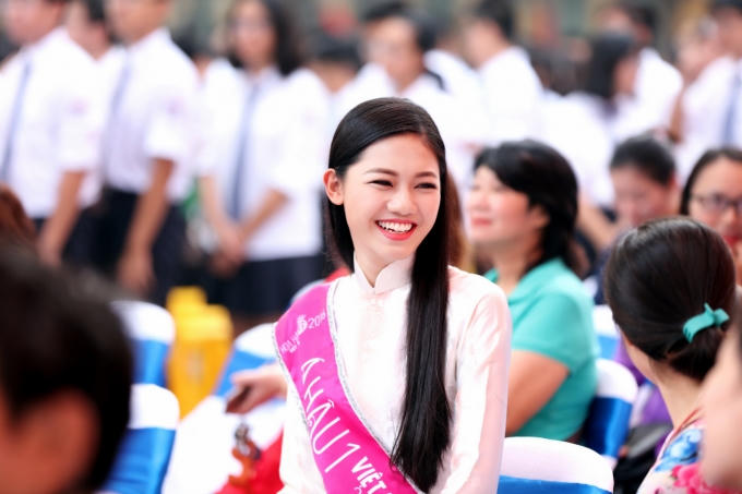 Á hậu cảm thấy rất vui và hạnh phúc khi được trở lại ngôi trường trong dịp lễ trọng đại này.