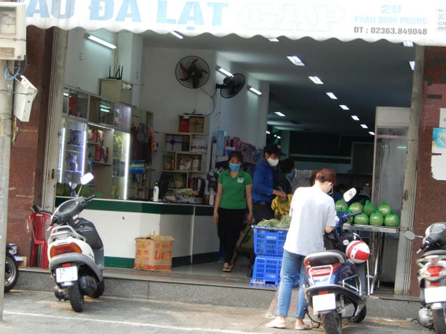 Từ ngày 1/4, các siêu thị bán thực phẩm là những cửa hàng được mở cửa
