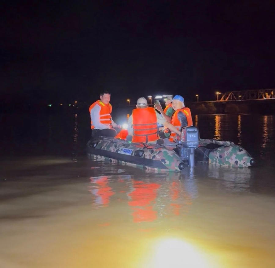 Lực lượng chức năng nỗ lực tìm kiếm các nạn nhân xuyên đêm.