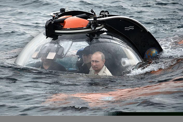 Tổng thống Putin ngồi trong thiết bị lặn để xuống đáy biển Baltic, nơi tàu ngầm Shch-308 Semga bị chìm ở Vịnh Phần Lan trong Chiến tranh Vệ quốc vĩ đại. (Ảnh: Spuntik).
