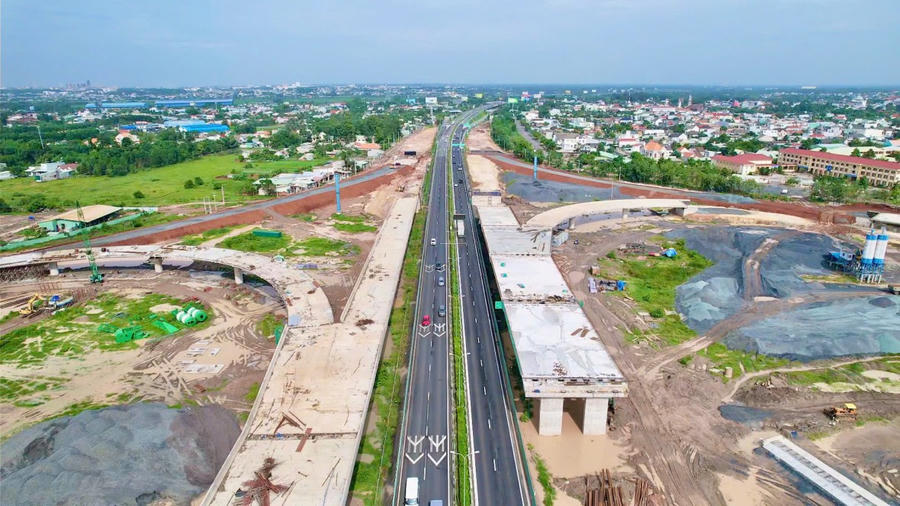 Các công trình cầu, đường kết nối sân bay Long Thành hối hả thi công, mục tiêu hoàn thành cuối 2025, đầu 2026 để bảo đảm mạng lưới giao thông đồng bộ.
