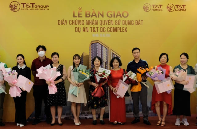 Cư dân T&amp;amp;T DC Complex chính thức nhận bàn giao giấy chứng nhận quyền sử dụng đất