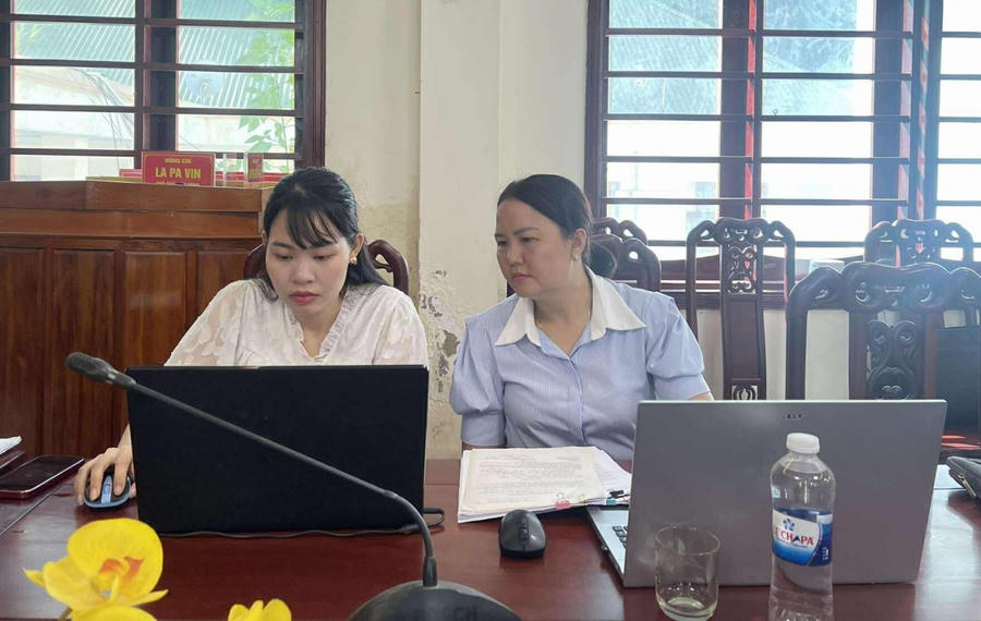 Cán bộ Sở Nội vụ Nghệ An về hỗ trợ trực tiếp các xã miền núi giải quyết kịp thời chế độ, chính sách.
