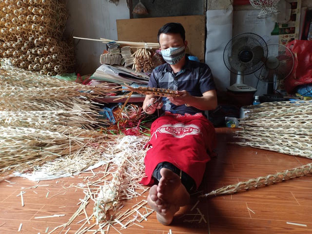 Gia đình anh Nguyễn Thiện Tuyến chuyên làm bộ tứ linh cùng các con vật.