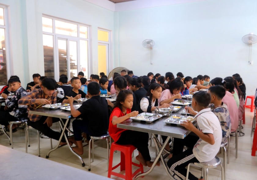 Bếp ăn nội trú của các em học sinh được nhà trường tổ chức rất chu đáo.