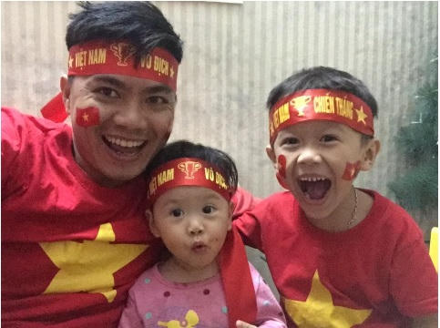 Hé lộ danh tính “Ông sếp”của năm cho toàn bộ nhân viên nghỉ làm xem bóng đá gây bão mạng