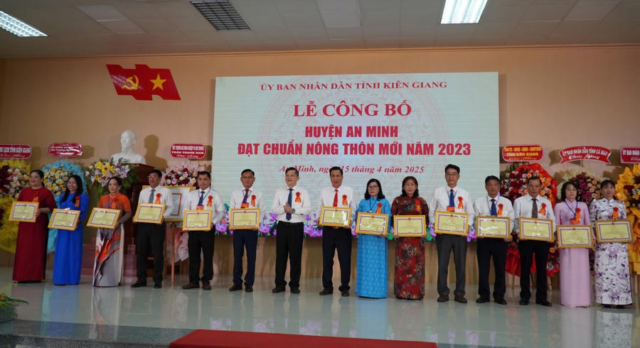 Lãnh đạo tỉnh Kiên Giang trao bằng khen cho các cá nhân có thành tích tiêu biểu trong việc xây dựng nông thôn mới ở huyện An Minh