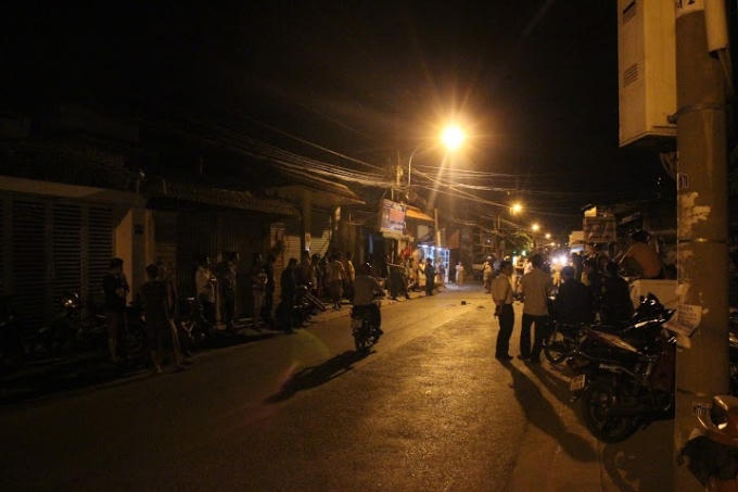 Đến 2h sáng ngày 28/1, vẫn rất đông người hiếu kỳ tụ tập quanh khu vực xảy ra tai nạn.