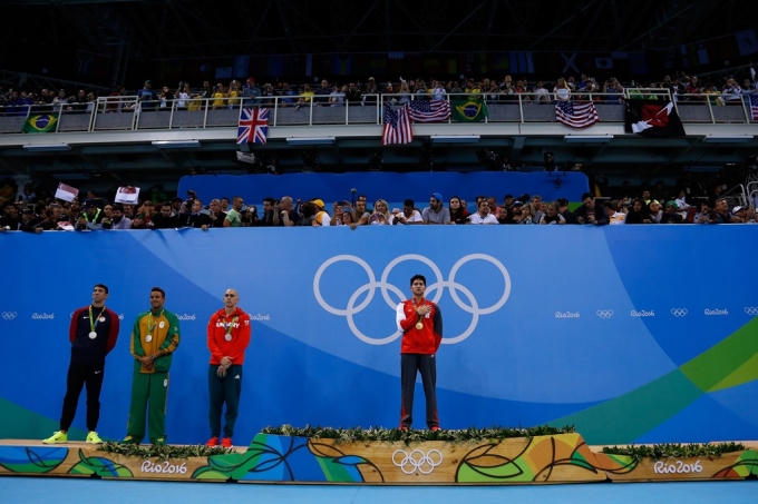 Khoảnh khắc lịch sử của Joseph Schooling và bơi lội Singapore tại Thế vận hội.Joseph Schooling đã đánh bại chính thần tượng Michael Phelps của mình ở cự ly bơi 100m bướm. Joseph Schooling nhận HCV trong khi HCB được trao cho 3 kình ngư Michael Phelps, Chad Le Clos và Laszlo Cseh.