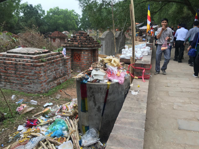 Bắc Ninh: Nhếch nhác hàng quán, rác thải, bói toán đường lên núi chùa Phật Tích