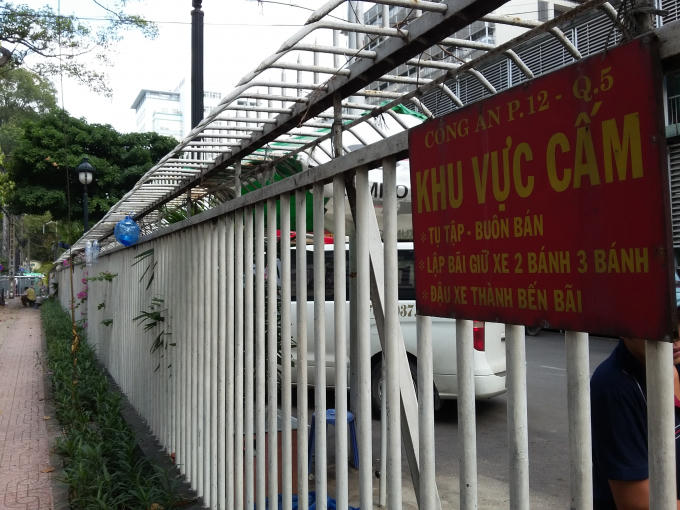 Ngay khu vực vỉa hè trước cổng số 1,2 bệnh viện Chợ Rẫy có bản cấm lập bãi giữ xe 2 bánh 3 bánh. Tuy nhiên, theo lãnh đạo phường 12 thì bản này đã cũ và đang trong giai đoạn gỡ bỏ.