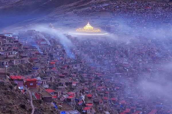 Trong m&agrave;n sương kh&oacute;i mờ ảo, Larung Gar thoắt ẩn thoắt hiện như một n&eacute;t huyền b&iacute; đến mơ hồ giữa l&ograve;ng T&acirc;y Tạng