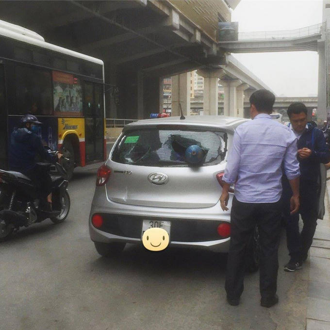 Vụ tai nạn thu hút sự tò mò của nhiều người dân đi qua