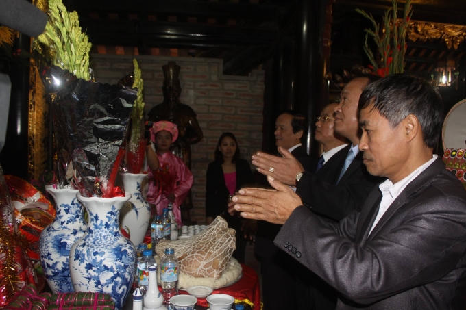 Các đại biểu vào Thượng Điện bái Tổ Mẫu.