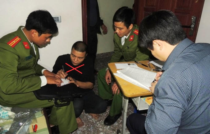 Đối tượng Lĩnh (dấu X) ký nhận vào vật chứng của vụ án.