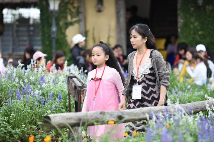 Phụ huynh từ TPHCM đưa con ra HN để diễn.