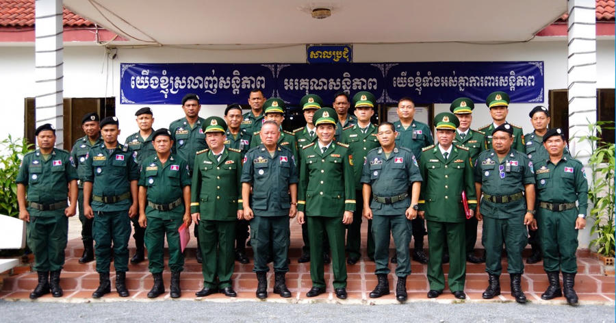 Chụp ảnh lưu niệm với Tiểu đoàn Cảnh sát bảo vệ biên giới 605
