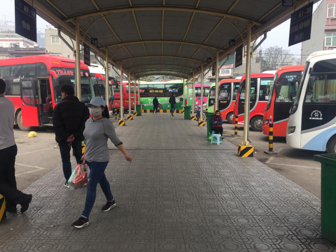 Hành lang chờ khách, như moii ngày chật kín di chuyển khó khăn thì hôm nay thông thoáng đến lạ thường.
