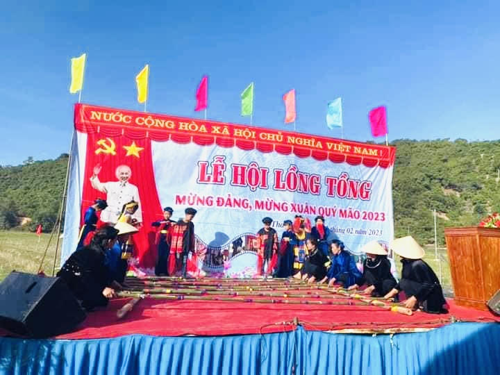 Sau cùng là phần hội với các trò chơi dân gian, giao lưu văn nghệ và đốt lửa trại tạo không khí vui tươi nhân dịp xuân mới giữa các dân tộc trên địa bàn xã.